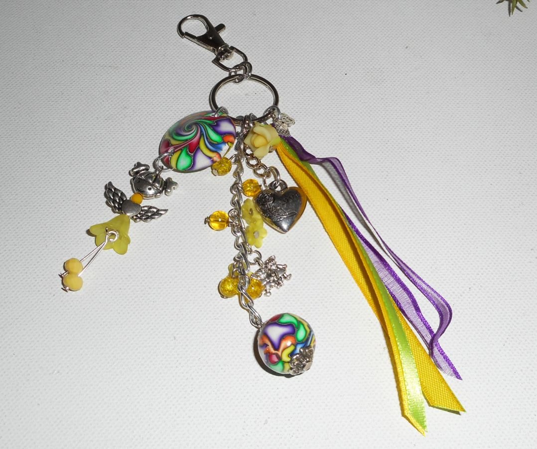 Gele poppen sleutelhanger/tas sieraden met veelkleurige kralen en linten