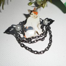 Kattenbroche met emaille parels en zwarte ketting