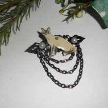 Siamese kat broche met parel email en zwarte ketting