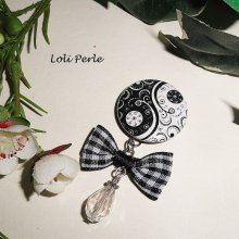 Broche van vrede en liefde met kristallen strik en druppel