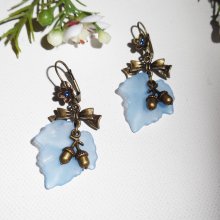 Blauwe bladoorbellen met strikjes en hazelnoten