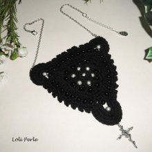 Zwarte gehaakte ketting met geborduurde kralen en kruisje