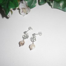 Oorbellen met bruine parelmoer parels aan 925 sterling zilveren knopjes