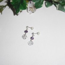 Oorbellen met kleine roosjes en pruimkristallen kralen op 925 sterling zilveren knopjes