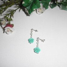 Oorbellen met groene gorgonian rozen en agaten op 925 zilveren knopjes.