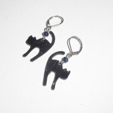 Zwart metalen kattenoorbellen met blauwe kristallen kraal
