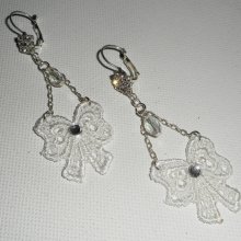 Witte kanten strik oorbellen met kristal