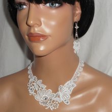 Wit kanten bloem en vlinder ketting set met Swarovski kristal en parels