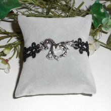 Originele armband met zilverkleurig metalen paard op zwart kant