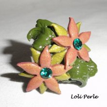 Bruine klei bloem ring met Swarovski kristal en groene bladeren