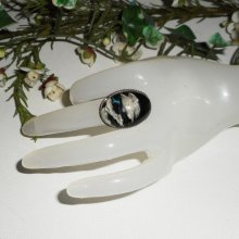 Cabochon ring met beige zwarte glazen stolp