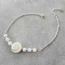 Armband van Lucie's eye en parelmoer kralen aan een 925 zilveren ketting.