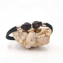 Dubbele schedel en gekruiste botten armband met zwarte stenen op dubbel touw