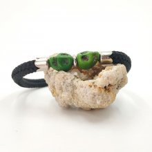 Dubbele schedel en gekruiste botten armband met groene stenen op zwart touw