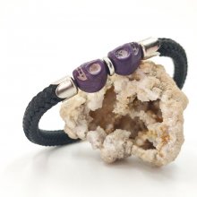 Dubbele schedel en gekruiste botten armband met paarse stenen op zwart touw