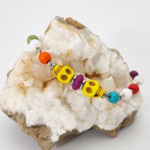 Veelkleurige stenen armband met gele schedel