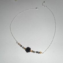 Roze halsketting gesneden in zwarte gorgonian met kleine agaten aan 925 zilveren ketting