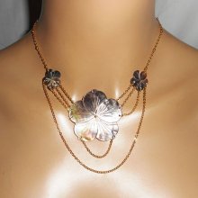 Parelmoer bloemenketting met gouden ketting