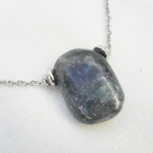 Solitaire ketting met blauwe rechthoekige sodalietsteen en roestvrijstalen kralen