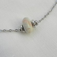 Solitaire halsketting met beige ronde jaspissteen en roestvrijstalen kralen