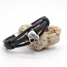 Schedel en gekruiste botten armband op zwart lederen koorden