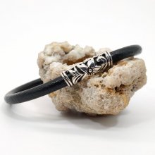 Bloemenarmband op zwart lederen koord