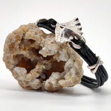 Herenarmband zwart leer met meerdere strengen en zilverkleurige metalen pijlstaartrog vissen