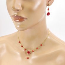 Ketting en oorbellen bezet met rode gorgonian rozen
