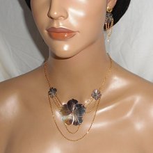 Ketting met parelmoer bloem en gouden ketting