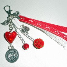 Tas/sleutelhanger hart van rood glas met kant en linten