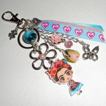 Frida roze en blauwe tas/sleutelhanger met bloemen en linten