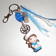 Sleutelhanger/tasjuwelen blauwe glaskraal en kleine zeeman met linten 